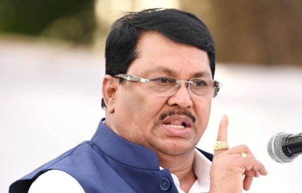 महिला आयोगाने न्याय देण्याची भुमिका स्विकारली नाही हे दुर्दैव : विजय वडेट्टीवार यांची टीका महिला आयोगाने न्याय देण्याची भुमिका स्विकारली नाही हे दुर्दैव
