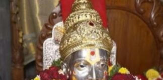 संत ज्ञानेश्वरांच्या चरणी एक कोटीचा सोन्याचा मुकुट अर्पण संत ज्ञानेश्वरांच्या चरणी एक कोटीचा सोन्याचा मुकुट अर्पण