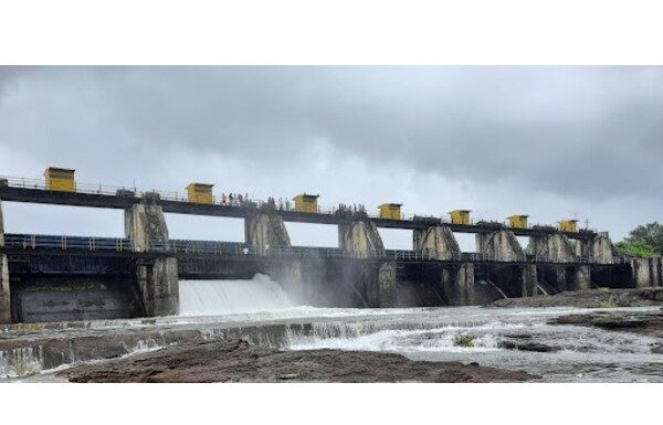 खडकवासला धरणातून विसर्ग वाढवला: पुणेकरांना सतर्कतेचा इशारा! खडकवासला धरणातून विसर्ग वाढवला: पुणेकरांना सतर्कतेचा इशारा