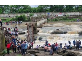 मावळमध्ये कुंडमळा येथील इंद्रायणी नदीवरील पूल कोसळला