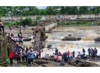 मावळमध्ये कुंडमळा येथील इंद्रायणी नदीवरील पूल कोसळला