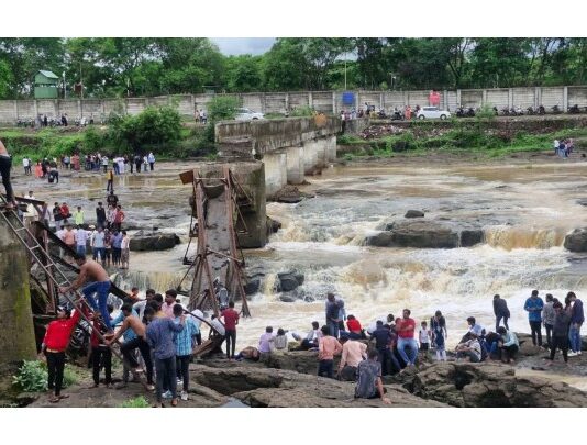 मावळमध्ये कुंडमळा येथील इंद्रायणी नदीवरील पूल कोसळला