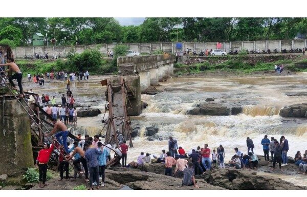 मावळमध्ये कुंडमळा येथील इंद्रायणी नदीवरील पूल कोसळला: 2 जणांचा बळी, 25-30 पर्यटक वाहून गेल्याची भीती मावळमध्ये कुंडमळा येथील इंद्रायणी नदीवरील पूल कोसळला