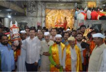 संतश्रेष्ठ ज्ञानेश्वर माऊलींच्या पालखी सोहळ्यातील मानाच्या अश्वराजांची श्रीमंत दगडूशेठ हलवाई गणपतीला अनोखी मानवंदना संतश्रेष्ठ ज्ञानेश्वर माऊलींच्या पालखी सोहळ्यातील मानाच्या अश्वराजांची श्रीमंत दगडूशेठ हलवाई गणपतीला अनोखी मानवंदना