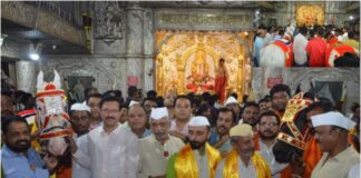 संतश्रेष्ठ ज्ञानेश्वर माऊलींच्या पालखी सोहळ्यातील मानाच्या अश्वराजांची श्रीमंत दगडूशेठ हलवाई गणपतीला अनोखी मानवंदना संतश्रेष्ठ ज्ञानेश्वर माऊलींच्या पालखी सोहळ्यातील मानाच्या अश्वराजांची श्रीमंत दगडूशेठ हलवाई गणपतीला अनोखी मानवंदना