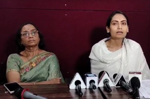 सिंहगड इन्स्टिट्यूटमधील आर्थिक गैरव्यवहाराचे नग्न सत्य चव्हाट्यावर : संस्थेच्या ट्रस्टी स्नेहल नवले यांनी केली पोलखोल सिंहगड इन्स्टिट्यूटमधील आर्थिक गैरव्यवहाराचे नग्न सत्य चव्हाट्यावर