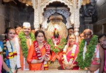 आषाढी एकादशी: मुख्यमंत्र्यांकडून विठ्ठलाची महापूजा, महाराष्ट्राच्या कल्याणासह शेतकरी हितासाठी साकडे आषाढी एकादशी: मुख्यमंत्र्यांकडून विठ्ठलाची महापूजा