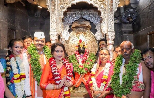 आषाढी एकादशी: मुख्यमंत्र्यांकडून विठ्ठलाची महापूजा, महाराष्ट्राच्या कल्याणासह शेतकरी हितासाठी साकडे आषाढी एकादशी: मुख्यमंत्र्यांकडून विठ्ठलाची महापूजा