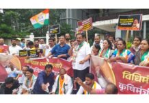 कृषिमंत्री माणिकराव कोकाटे यांच्या ‘रमी’कांडामुळे पुण्यात राष्ट्रवादीचे अनोखे आंदोलन: ‘पत्ते खेळा, मुख्यमंत्री बना’ म्हणत सत्ताधाऱ्यांना डिवचले! माणिकराव कोकाटे यांच्या 'रमी'कांडामुळे पुण्यात राष्ट्रवादीचे अनोखे आंदोलन