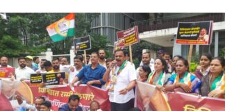 कृषिमंत्री माणिकराव कोकाटे यांच्या ‘रमी’कांडामुळे पुण्यात राष्ट्रवादीचे अनोखे आंदोलन: ‘पत्ते खेळा, मुख्यमंत्री बना’ म्हणत सत्ताधाऱ्यांना डिवचले! माणिकराव कोकाटे यांच्या 'रमी'कांडामुळे पुण्यात राष्ट्रवादीचे अनोखे आंदोलन