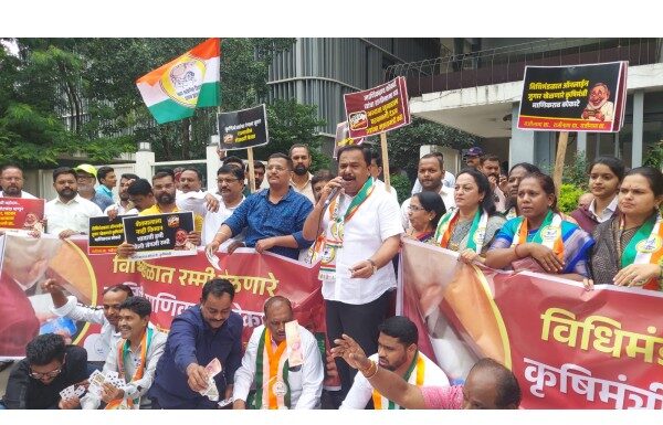 कृषिमंत्री माणिकराव कोकाटे यांच्या ‘रमी’कांडामुळे पुण्यात राष्ट्रवादीचे अनोखे आंदोलन: ‘पत्ते खेळा, मुख्यमंत्री बना’ म्हणत सत्ताधाऱ्यांना डिवचले! माणिकराव कोकाटे यांच्या 'रमी'कांडामुळे पुण्यात राष्ट्रवादीचे अनोखे आंदोलन