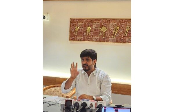 फर्ग्युसन कॉलेज रस्त्यावर रात्री उशीरा बेकायदेशीरपणे विक्री करणाऱ्या बाहेरील लोकांवर कारवाई करा : सिद्धार्थ शिरोळे फर्ग्युसन कॉलेज रस्त्यावर रात्री उशीरा बेकायदेशीरपणे विक्री करणाऱ्या बाहेरील लोकांवर कारवाई करा