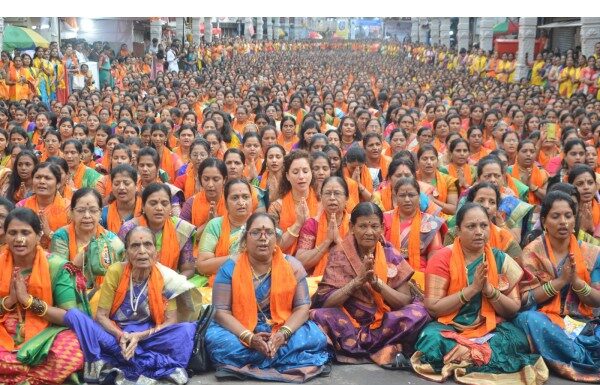 Atharvashirsha recitation and Mahaaarti by 35,000 women in front of 'Dagdusheth' Ganesha