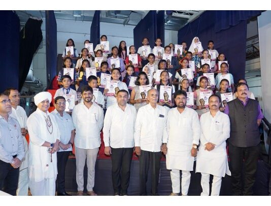 शिक्षण भरपूर मिळतं पण माणुसकी असलेला माणूस व्हायला आपण विसरतोय- डॉ. शां.ब. मुजुमदार यांचे मत