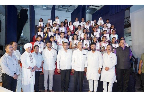 शिक्षण भरपूर मिळतं पण माणुसकी असलेला माणूस व्हायला आपण विसरतोय- डॉ. शां.ब. मुजुमदार यांचे मत