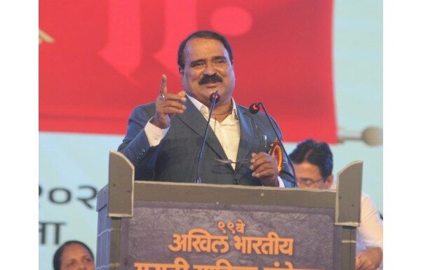 झेंडा कुणाचीही घ्या,दांडा मराठीचाच असायला हवा : विश्वास पाटील