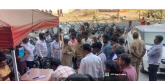 पुणे महापालिकेने सिंहगड रोडवरील वडगाव बुद्रुक परिसरात मोठी कारवाई करत ५० हजार चौरस फुटांचे अतिक्रमण हटवले. पाणीपुरवठा प्रकल्पासाठी आरक्षित असलेल्या जागेवरील अनधिकृत हॉटेल आणि बांधकामांवर पालिकेने बुलडोझर फिरवला आहे.