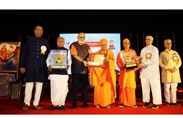 समाजकार्याचे यशस्वी प्रयोग समाजव्यापी व्हावेत – अतुल लिमये ; जनकल्याण समितीतर्फे दादा लाड आणि महंत भारतभूषणदासजी महाराज यांना ‘श्रीगुरुजी पुरस्कार’ प्रदान Janakalyan samiti shri guruji puraskar