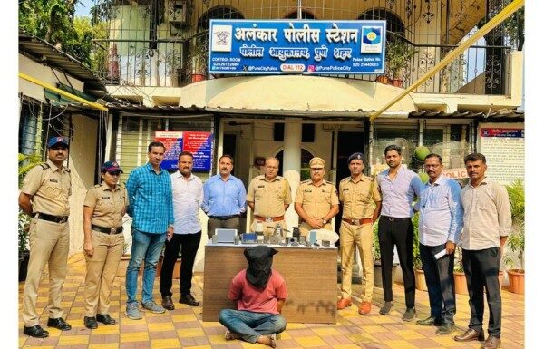 ५० घरफोड्या करणाऱ्या बांगलादेशी चोराला पुण्याच्या अलंकार पोलिसांकडून वाराणसीत बेड्या; लाखो रुपयांचा मुद्देमाल जप्त ५० घरफोड्या करणाऱ्या बांगलादेशी चोराला पुण्याच्या अलंकार पोलिसांकडून वाराणसीत बेड्या