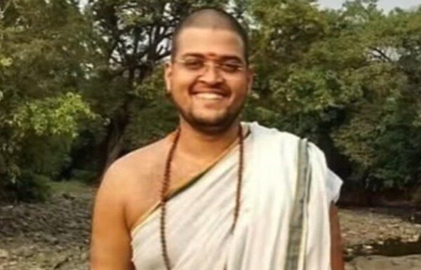 स्वतःला महादेवाचा अवतार सांगणाऱ्या ऋषिकेश वैद्य नावाच्या भोंदू बाबाला अटक; ९ दिवसांची पोलीस कोठडी स्वतःला महादेवाचा अवतार सांगणाऱ्या ऋषिकेश वैद्य नावाच्या भोंदू बाबाला अटक