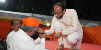 कोथरूडमध्ये विराट हिंदू संमेलन उत्साहात : चंद्रकांत पाटील यांनी स्वतःच्या हातातील घड्याळ गणेश शिंदे यांच्या हाती बांधून केला सन्मान विराट हिंदू संमेलन कोथरूड