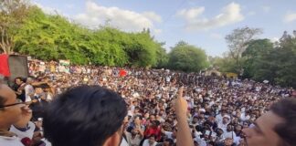 पुणे: पेपरफुटीविरोधात ‘कॉक्रोच जनता पार्टी’चे सावित्रीबाई फुले विद्यापीठात भव्य आंदोलन, शिक्षणमंत्र्यांच्या राजीनाम्याची मागणी