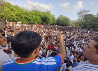 पुणे: पेपरफुटीविरोधात ‘कॉक्रोच जनता पार्टी’चे सावित्रीबाई फुले विद्यापीठात भव्य आंदोलन, शिक्षणमंत्र्यांच्या राजीनाम्याची मागणी