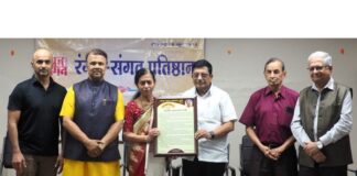 आई म्हणजे संस्कार आणि जिव्हाळ्याचे अतूट नाते : विद्याधर अनास्कर आदर्श आई पुरस्कार अरुणा केळकर