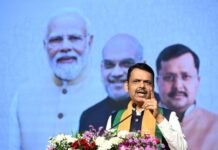देवेंद्र फडणवीस काँग्रेस लाल संविधान टीका