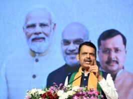 देवेंद्र फडणवीस काँग्रेस लाल संविधान टीका