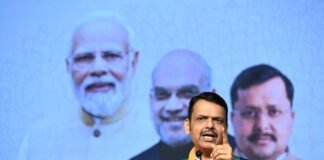 काँग्रेस पक्ष ‘लाल संविधान’ हातात घेऊन राजकारण करत आहे – देवेंद्र फडणवीस देवेंद्र फडणवीस काँग्रेस लाल संविधान टीका