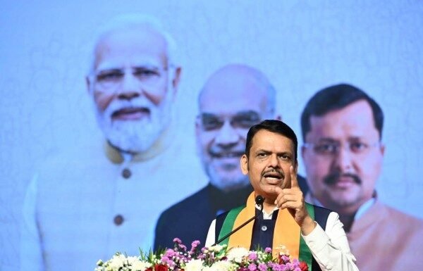 काँग्रेस पक्ष ‘लाल संविधान’ हातात घेऊन राजकारण करत आहे – देवेंद्र फडणवीस देवेंद्र फडणवीस काँग्रेस लाल संविधान टीका