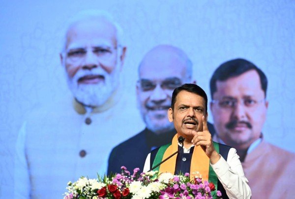 देवेंद्र फडणवीस काँग्रेस लाल संविधान टीका देवेंद्र फडणवीस काँग्रेस लाल संविधान टीका