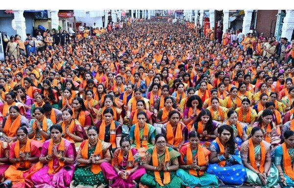 ऋषीपंचमीनिमित्त दगडूशेठ गणपती समोर ३५ हजार महिलांचे अथर्वशीर्ष पठण ऋषि पंचमी दगडूशेठ अथर्वशीर्ष पठण