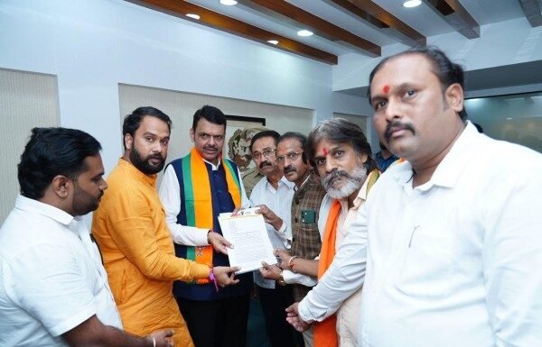 मराठा आरक्षणासह प्रलंबित प्रश्नांवर मराठा क्रांती मोर्चा आक्रमक; मुख्यमंत्री देवेंद्र फडणवीस यांना निवेदन देत विचारले प्रश्न मराठा क्रांती मोर्चा मुख्यमंत्री देवेंद्र फडणवीस निवेदन