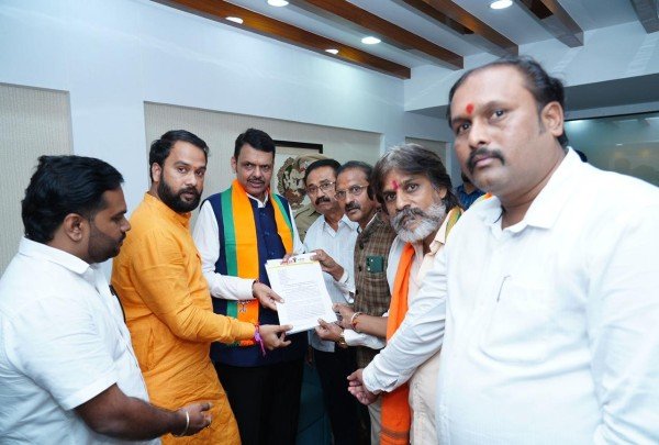 मराठा क्रांती मोर्चा मुख्यमंत्री देवेंद्र फडणवीस निवेदन मराठा क्रांती मोर्चा मुख्यमंत्री देवेंद्र फडणवीस निवेदन