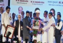 बाळासाहेब थोरातांचा केंद्राला सवाल; साखर कारखानदारी संकटात असताना हात का सोडताय? :दिलीप देशमुख यांना ‘सहकार भूषण’ पुरस्कार प्रदान