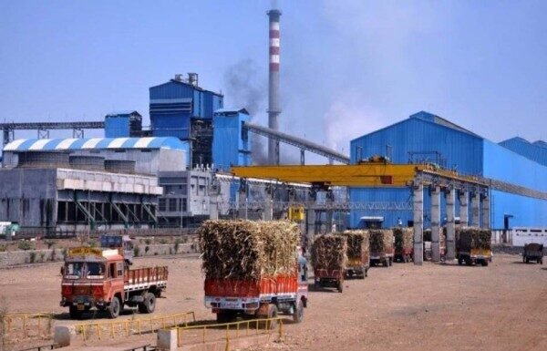 सहकारी साखर कारखान्यांसाठी राज्य सरकारची ‘सॉफ्ट लोन योजना’ जाहीर : ऊस उत्पादकांचे एफ.आर.पी. थकीत भागवण्यासाठी व्याज अनुदानाची मोठी मदत